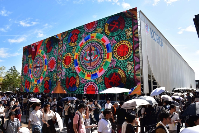 지난 9월 27일 오사카 엑스포 관람객들이 한국관 입장을 위해 대기열에서 줄을 서고 있다. [코트라 제공]