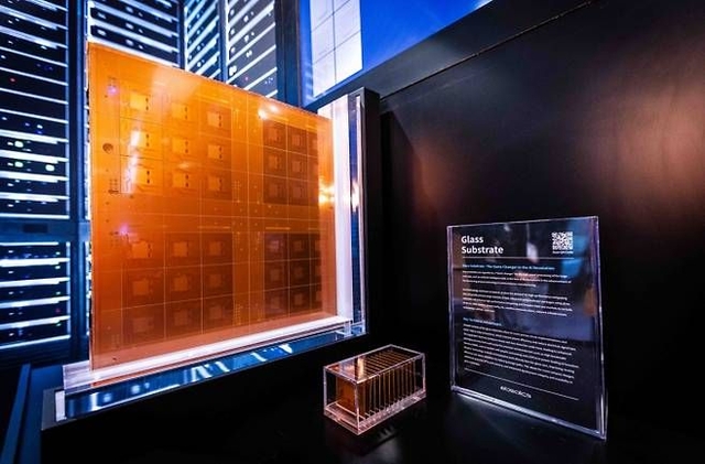 올해부터 내년 사이 반도체용 유리 기판 시장이 본격적으로 확대될 것이라는 전망이 나왔다. 사진은 SKC가 올해 1월 'CES2025'에서 선보인 반도체 글라스 기판. SCK 제공
