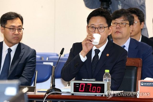 배경훈 부총리 겸 과학기술정보통신부 장관이 13일 정부세종청사에서 열린 국회 과학기술정보방송통신위원회의 과학기술정보통신부에 대한 국정감사에서 물을 마시며 목을 축이고 있다. 연합뉴스