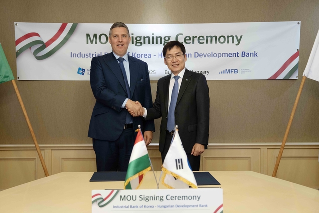 김형일(오른쪽) IBK기업은행 전무이사와 졸튼 잠보키 헝가리 개발은행 전무이사가  지난 2일(현지시간) 헝가리 부다페스트 소재 헝가리 개발은행 본사에서 협약식을 마치고 기념촬영을 하고 있다. [IBK기업은행 제공]