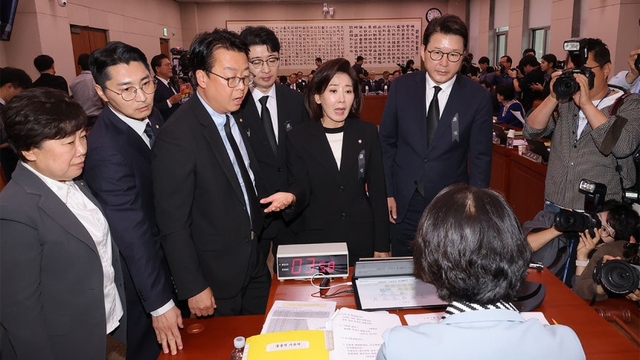 13일 서울 여의도 국회에서 열린 대법원 등에 대한 법제사법위원회(법사위) 국정감사에서 국민의힘 의원들이 추미애 법사위원장에게 조희대 대법원장의 이석을 요구하고 있다. [연합뉴스]
