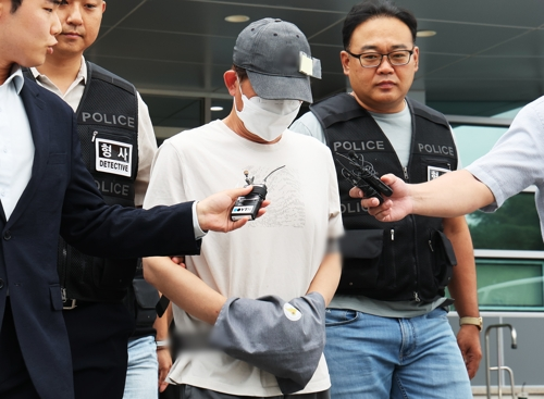 지난달 11일 인천에서 틱토커인 20대 여성 B씨를 폭행하고 살해해 살인 및 사체유기 혐의로 구속영장이 청구된 A씨가 지난달 16일 구속 전 피의자 심문(영장실질심사)에 출석하기 위해 경기도 용인동부경찰서에서 나오고 있다.  연합뉴스