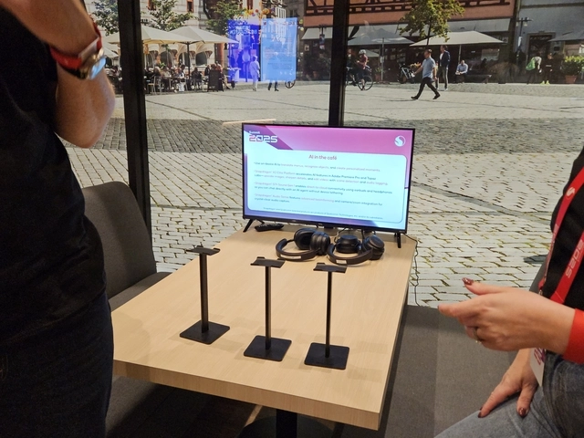 ‘스냅드래곤 서밋 2025’ 카페존에서 헤드셋을 착용하면 테더링 없이 AI와 질의응답을 할 수 있다. 김나인 기자