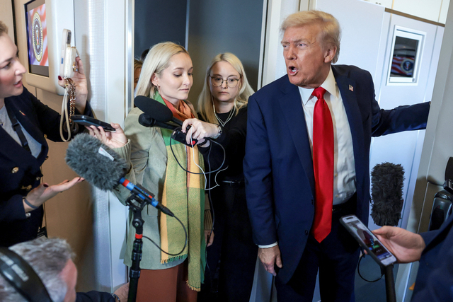 도널드 트럼프 미국 대통령이 이스라엘로 향하는 전용기 안에서 기자들의 질문에 답하고 있다. 로이터 연합뉴스