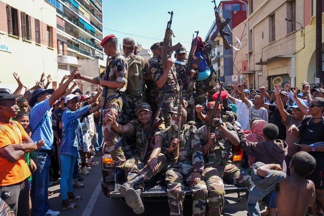 12일(현지시간) 마다가스카르 수도 안타나나리보에서 시민들이 반정부 시위에 합류한 군인들을 환영하고 있습니다. AP 연합뉴스