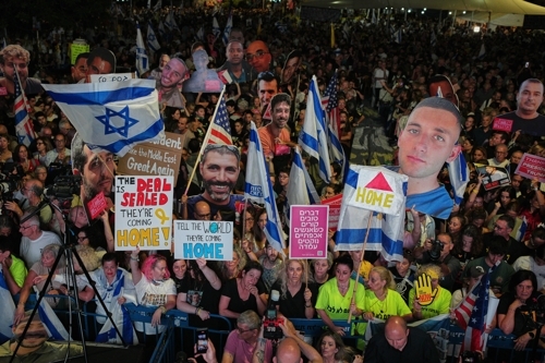 인질 석방 앞두고 이스라엘 텔아비브 인질 광장으로 모인 시민들. AP 연합뉴스
