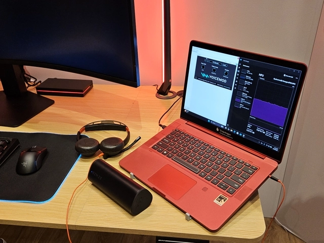 ‘스냅드래곤 서밋 2025’의 스토리데모룸에서 ‘보이스 모드’ 기능을 활용하면 AI가 목소리를 실시간으로 변환해준다.  김나인 기자