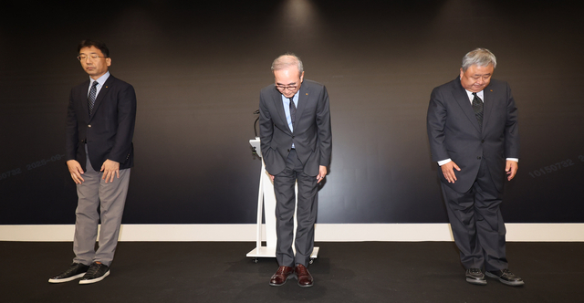 김영섭(가운데) KT 대표가 지난달 11일 서울 종로구 KT광화문빌딩 웨스트 사옥에서 소액결제 피해에 대해 머리 숙여 사과하고 있다. 박동욱기자 fufus@