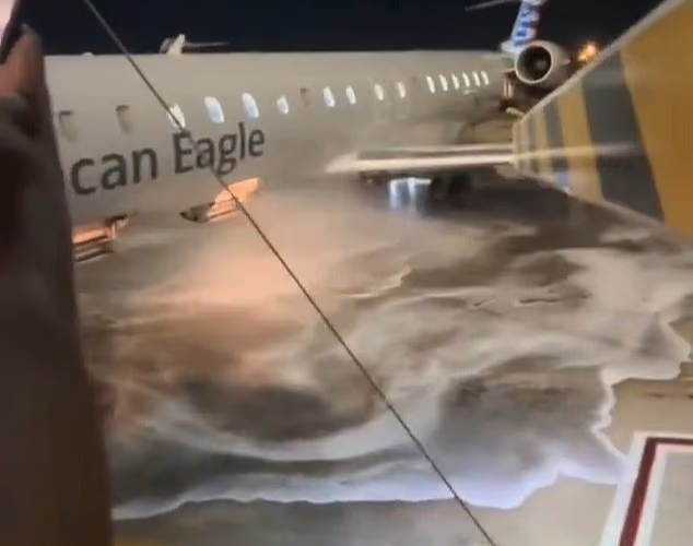 제트 연료가 활주로 바닥에 뿌려진 모습. X 갈무리