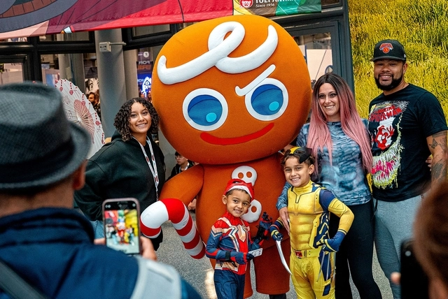 뉴욕 코믹콘을 찾은 가족 관람객이 용감한 쿠키와 기념 사진을 찍고 있다. 데브시스터즈 제공