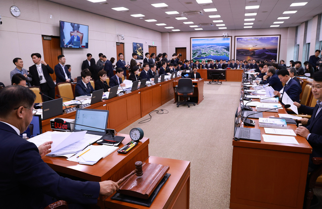 서울 여의도 국회에서 13일 열린 국토교통위원회 국정감사에서 맹성규 국토교통위원장이 국정감사 개시를 선언하며 의사봉을 두드리고 있다. [연합뉴스 제공]