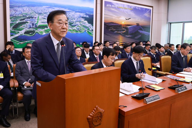 김윤덕 국토교통부 장관이 13일 서울 여의도 국회에서 국토교통위원회 국정감사에서 기관보고를 하고 있다. [연합뉴스]