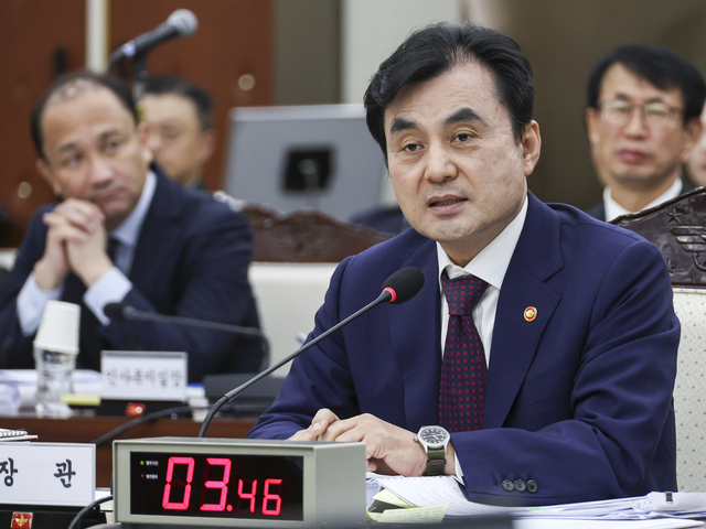 이재명 정부 첫 국정감사가 시작된 13일 서울 용산구 국방부 청사에서 열린 2025 국방부 국정감사에서 안규백 국방부 장관이 의원 질의에 답하고 있다.<국회사진기자단·연합뉴스>
