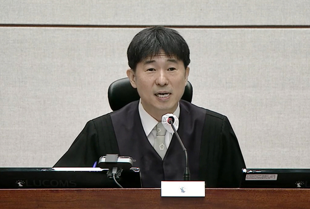 지귀연 부장판사가 13일 서울 서초구 서울중앙지법에서 열린 윤석열 전 대통령의 내란 우두머리·직권남용 권리행사 방해 혐의 사건 속행 공판에서 발언하고 있다. [연합뉴스]