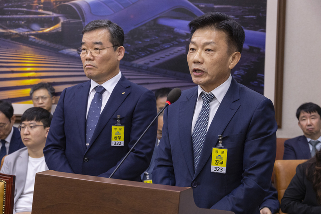 건설현장 사망 사고 관련 증인으로 출석한 송치영(오른쪽) 포스코이앤씨 사장과 김보현 대우건설 대표가 13일 국회에서 열린 국회 국토교통위원회 국정감사에 출석해 의원 질의에 답하고 있다. [연합뉴스]