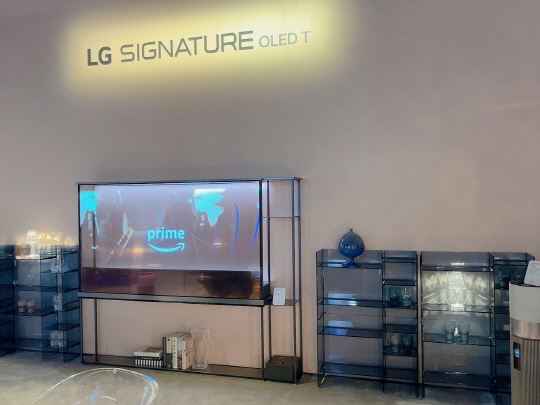 올해 1월 미국 라스베이거스 열린 CES 2025에서 컨벤션센터(LVCC) LG전자 부스에 전시된 'LG 시그니처 올레드 T'.
