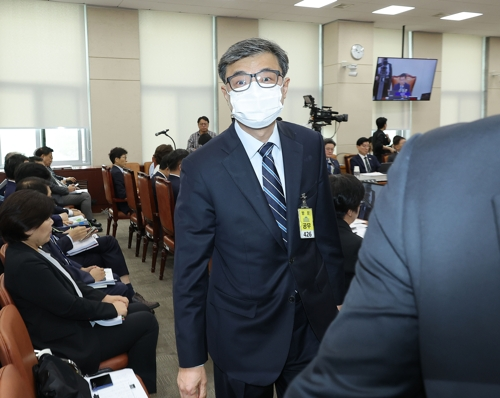 진실·화해를 위한 과거사 정리위원회의 황인수 조사 1국장이 14일 서울 여의도 국회에서 열린 행정안전위원회 국정감사에서 신정훈 위원장의 퇴장 명령으로 회의장을 나서고 있다.   [연합뉴스]