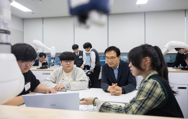임태희 교육감이 대학 연계 공동 프로그램 학습을 참관하고 있다.