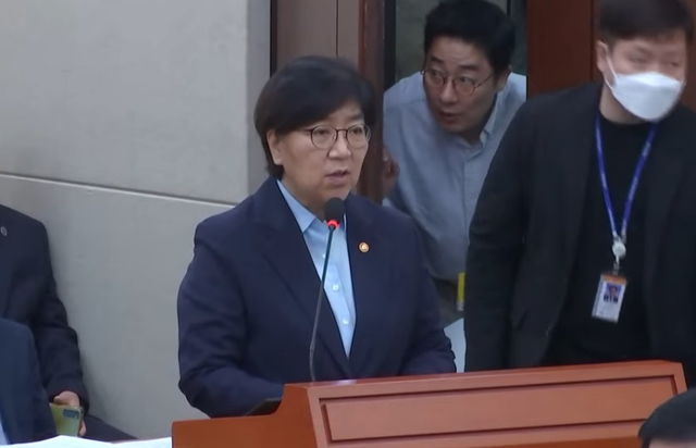 정은경 보건복지부 장관이 14일 국회에서 열린 보건복지부 국정감사에서 발언을 하고 있다. 유튜브 화면 캡처.