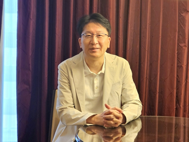 박상현 에티버스 부사장이 13일(현지시간) 미국 라스베이거스에서 열린 ‘오라클 AI 월드 2025’ 행사에서 한국기자들과 인터뷰하고 있다. 팽동현 기자