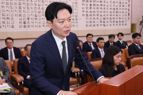 지난 9월 22일 국회 법제사법위원회에서 열린 ‘건진법사 관봉권 띠지’ 분실 관련 검찰개혁 입법청문회에서 박상용 수원지검 부부장검사가 대북송금 수사 ‘연어 술파티’ 의혹에 대해 부인하고 있다.  [연합뉴스]