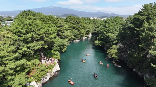 제주 서귀포시 하효동 쇠소깍의 뱃놀이. [연합뉴스]