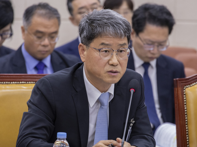 반상권 방송미디어통신위원회 위원장 직무대리가 14일 국회 과학기술정보방송통신위원회에서 열린 2025년도 국정감사에서 의원 질의에 답하고 있다. 연합뉴스
