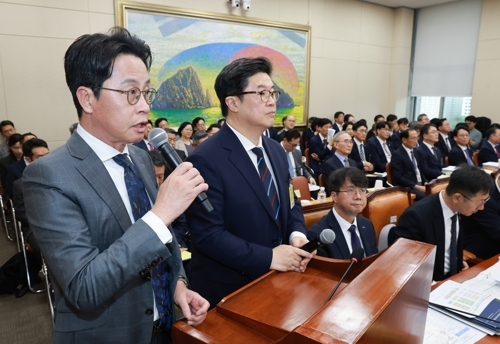 조좌진(왼쪽) 롯데카드 대표이사가 14일 서울 영등포구 여의도 국회에서 열린 공정거래위원회, 개인정보보호위원회 등에 대한 정무위원회 국정감사에 증인으로 출석, 의원 질의에 답하고 있다. [연합뉴스]