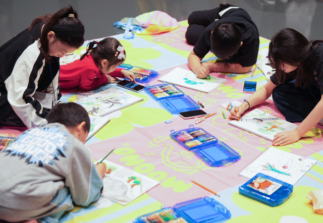 LG유플러스가 지난 13일 경기 광주 화담숲에서 연 소아암 환아 대상 사생대회에서 아이들이 그림을 그리고 있다. LG유플러스 제공