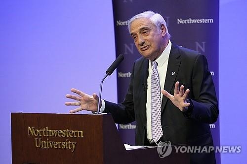 노벨경제상 선정 소감 회견 중인 모키어 교수. 에번스턴 일리노이주 AP=연합뉴스