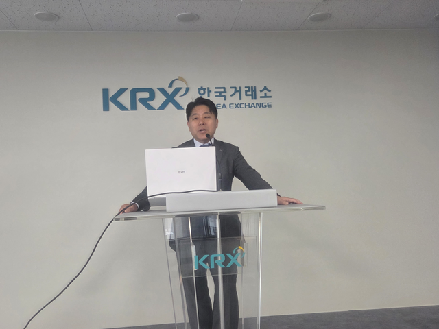 노근창 현대차증권 리서치센터장이 14일 한국거래소 기자간담회에서 발표하고 있다.