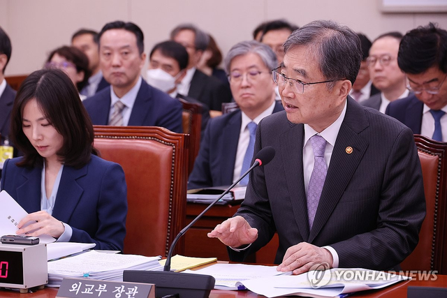 조현 외교부 장관이 13일 서울 여의도 국회에서 열린 외교통일위원회 국정감사에서 의원 질의에 답하고 있다.  [연합뉴스]