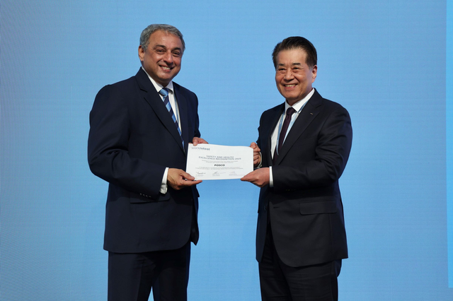 장인화(오른쪽) 포스코그룹 회장이 지난 13일(현지시간) 세계철강협회 안전보건 우수사례 공모전 공정안전부문 최고상을 수상했다. 왼쪽은 나렌드란(Narendran) 타타스틸 CEO. 포스코그룹 제공.
