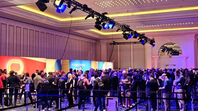 오라클이 13일(현지시간) 미국 라스베이거스에서 개최한 연례 컨퍼런스 ‘오라클 AI 월드 2025’ 행사장을 찾은 참가자들이 행사 등록을 위해 대기하고 있다. 팽동현 기자