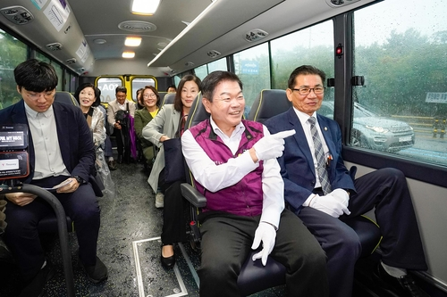 이필형(가운데) 동대문구청장이 지난 13일 자율주행 마을버스에 탑승해 이동하고 있다. [동대문구 제공]