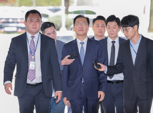 윤석열 전 대통령의 12·3 비상계엄 선포를 방조·가담한 혐의를 받는 박성재 전 법무부 장관이 14일 구속 전 피의자 심문(영장실질심사)을 받기 위해 서울 서초구 서울중앙지방법원으로 들어서고 있다.  [연합뉴스]