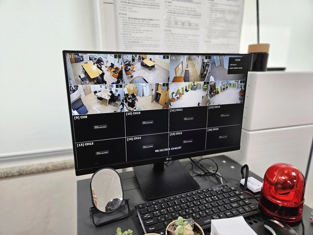 경기도 의왕시장애인주간보호시설에 설치된 SKT ‘케어비아’. 김나인 기자