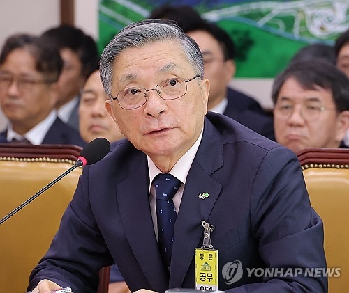 이한준 한국토지주택공사 사장이 14일 국회에서 열린 국토교통위원회 국정감사에서 의원 질의에 답변하고 있다. [연합뉴스]