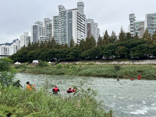 14일 경기도 의정부시 중랑천에서 소방 당국이 수색 작업을 벌이고 있다. 앞서 지난 13일 오후 중랑천에서 불어난 물에 중학생 1명이 휩쓸려 실종됐다.  [경기북부소방재난본부 제공]