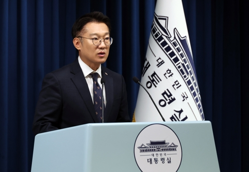 김남준 대변인이 14일 용산 대통령실에서 현안 관련 브리핑을 하고 있다.  [연합뉴스]