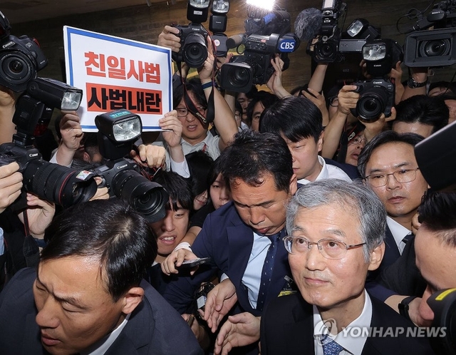 조희대 대법원장이 13일 서울 여의도 국회에서 열린 대법원 등에 대한 법제사법위원회 국정감사에서 정회가 선언되자 법사위 회의실을 나서고 있다. [연합뉴스]