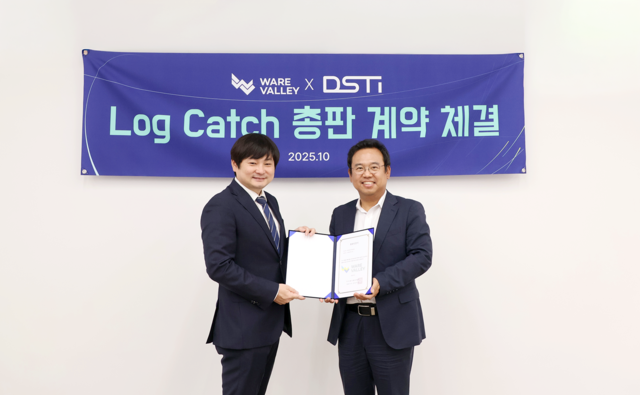 웨어밸리 영업본부장 권동재 이사(왼쪽)와 김형태 디에스티인터내셔날 대표가 총판 계약 체결식을 진행하고 기념촬영을 하고 있다.