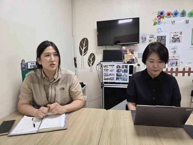 김선영(왼쪽) 의왕시장애인주간보호시설 팀장과 조혜진 SKT 어플라이드 비전팀 부장이 디지털타임스 인터뷰 질문에 답하고 있다. SKT 제공