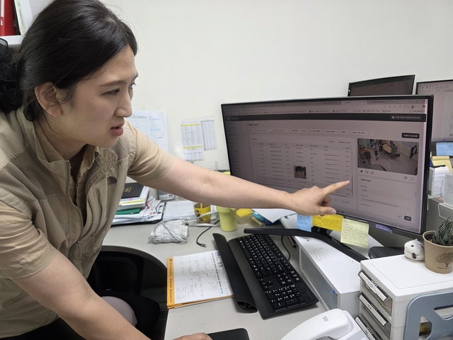 김선영 의왕시장애인주간보호시설 팀장이 ‘케어비아’ 서비스를 소개하고 있다. SKT 제공