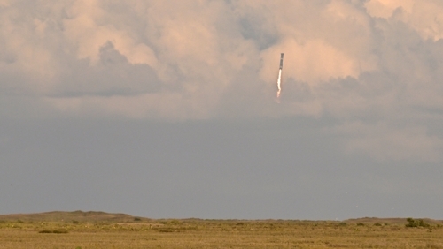 3일 발사 후 다시 하강하는 스타십 로켓 부스터 ‘슈퍼헤비’. 로이터 연합뉴스
