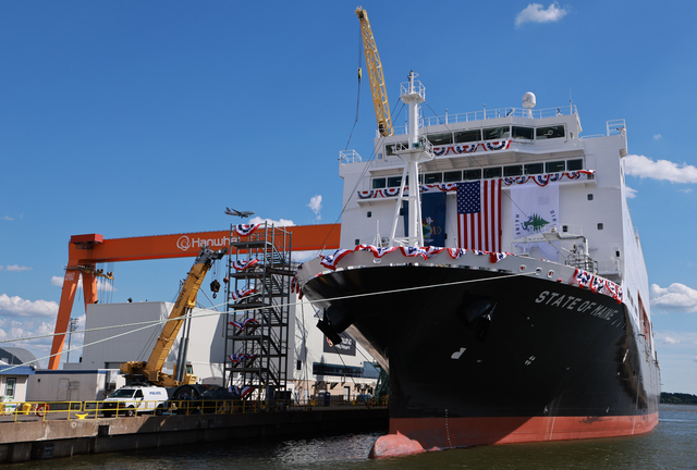 미국 필라델피아 한화 필리조선소 크레인 옆에 지난 8월 26일(현지시간) 명명식을 앞둔 ‘스테이트 오브 메인’호가 떠 있는 모습. 연합뉴스.