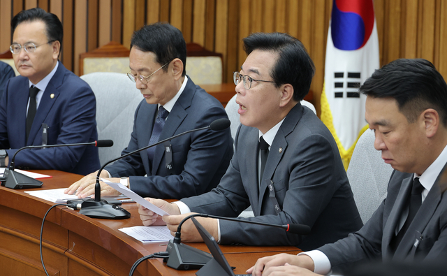 송언석(오른쪽 두번째) 국민의힘 원내대표가 14일 국회 본청에서 열린 당 국정감사대책회의에서 발언하고 있다.<연합뉴스 사진>