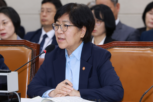 14일 서울 영등포구 여의도 국회에서 열린 보건복지부 등에 대한 보건복지위원회 국정감사에서 정은경 보건복지부 장관이 의원 질의에 답하고 있다. [연합뉴스]