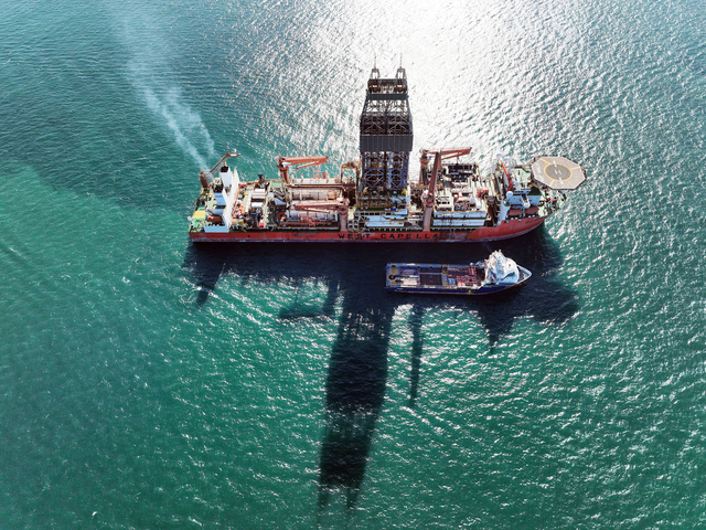 웨스트 카펠라 호가 물자를 보충받고 있다. [석유공사 제공]