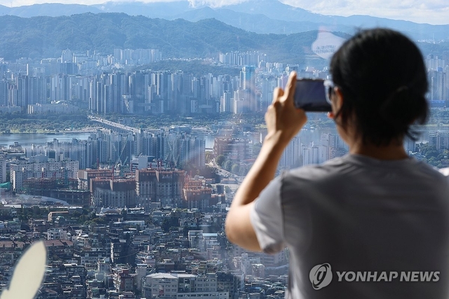 서울 남산에서 바라본 한강변 아파트 및 주택단지들. [연합뉴스]